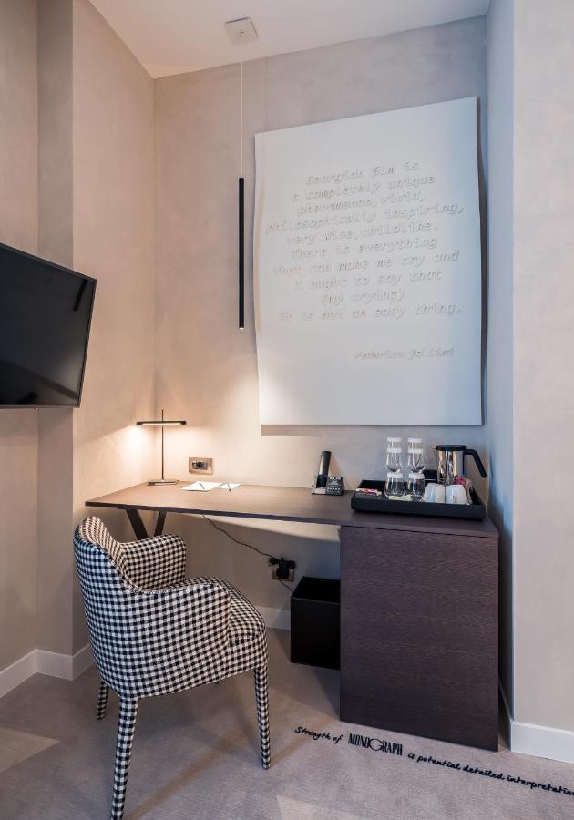 Hotel Monograph Freedom Square Tbilisi Esterno foto A room at the hotel