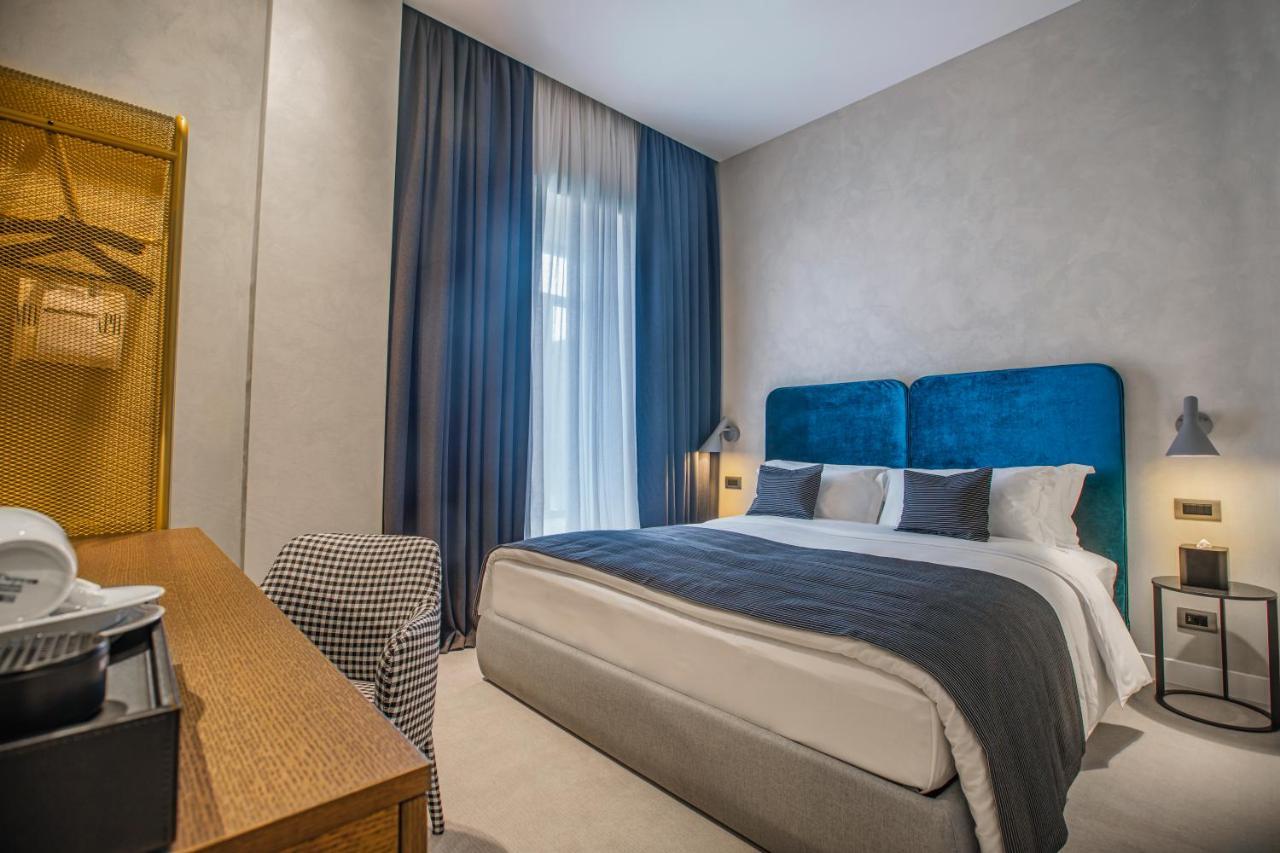 Hotel Monograph Freedom Square Tbilisi Esterno foto A bedroom at the hotel