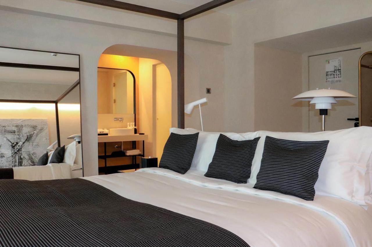 Hotel Monograph Freedom Square Tbilisi Esterno foto A room at the hotel