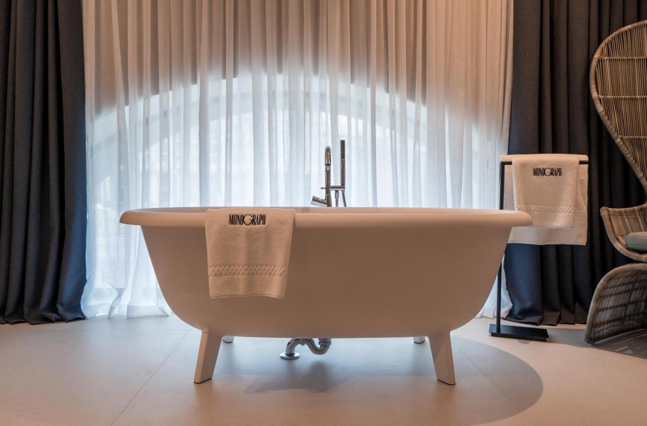 Hotel Monograph Freedom Square Tbilisi Esterno foto A freestanding bathtub