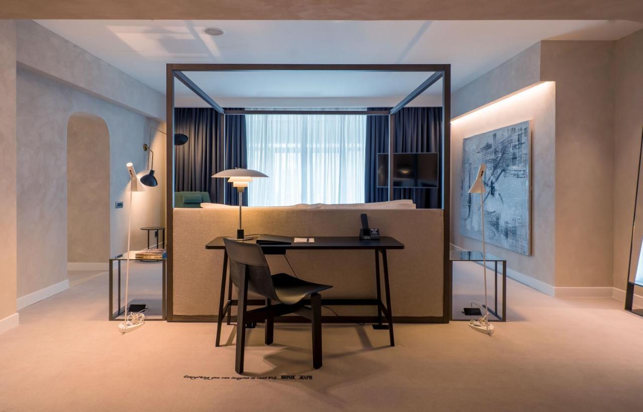 Hotel Monograph Freedom Square Tbilisi Esterno foto A room at the hotel