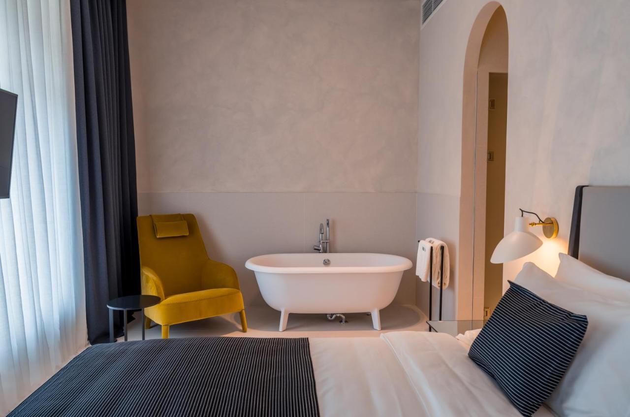 Hotel Monograph Freedom Square Tbilisi Esterno foto A room at the hotel