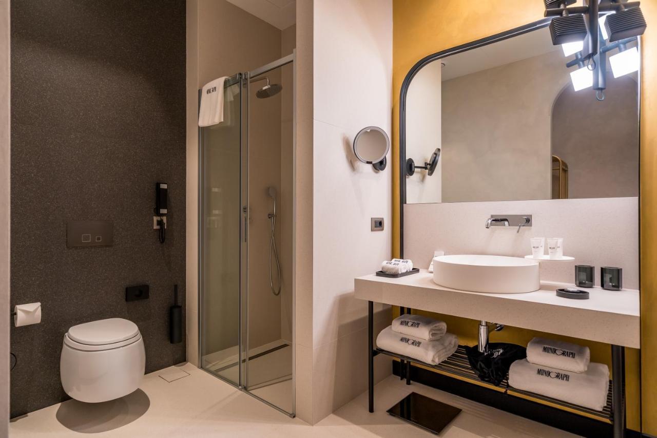 Hotel Monograph Freedom Square Tbilisi Esterno foto Bathroom
